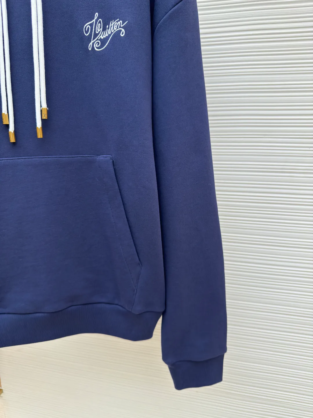 LOUIS VUITTON Rope embroidery contrast color hooded rope sweatshirt ●Authentic product: purchased and developed by 14100 ●Item number: 1680235-B50 ●Fabric: polyester mercerized fabric ●Technology: embroidery production ●Version: fitted version ●Weight: about 885 grams ●Size: XS-S-M-L ●Description: Made of 32s double-ply cotton David's cloth, matched with 26s double-kill horizontal machine to weave threads, the front panel is embroidered with Tajima embroidery machine imported from Japan, polyester silk light short stitch flat embroidery, the back panel is embroidered with a special rope 0.6cm The thickness of the double-strand core-spun cotton rope is encrypted, and it is bundled with fish silk thread for embroidery. The ends and ends of the rope are all hidden under the pattern by hand. Large-size round eyelets are molded and punched by hand. The eyelet pendant clock is all made of bronze and barrel-plated with antique gold. The overall wiring is straight and delicate, the fabric is comfortable and soft, and the color is consistent without color difference. It can be matched with the same style to create a fashionable look and control various occasions. Customized accessories, complete with three standards, same style for men and women!
